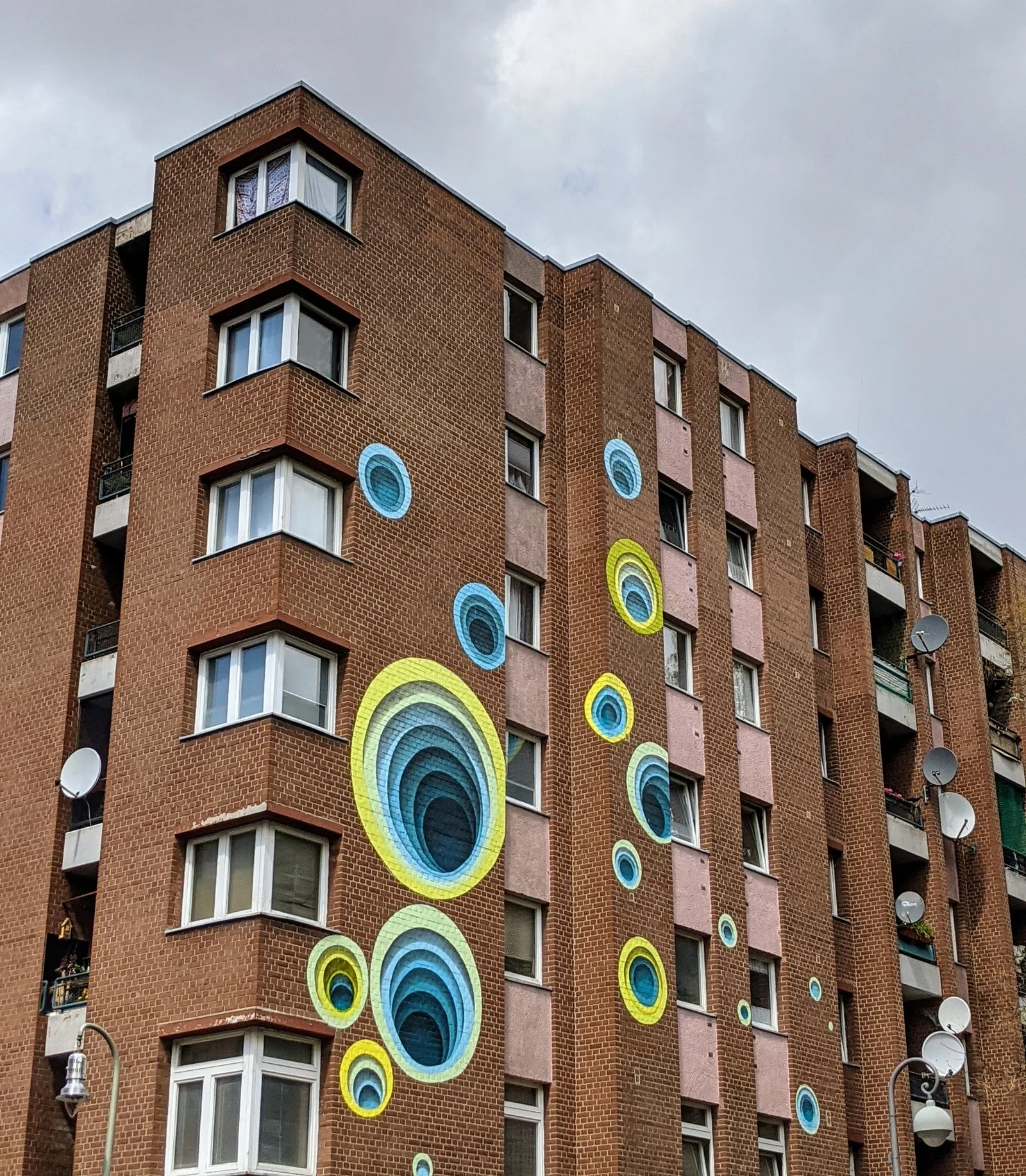 1010: Gemalte Löcher an der Steinmetzstraße in Schöneberg