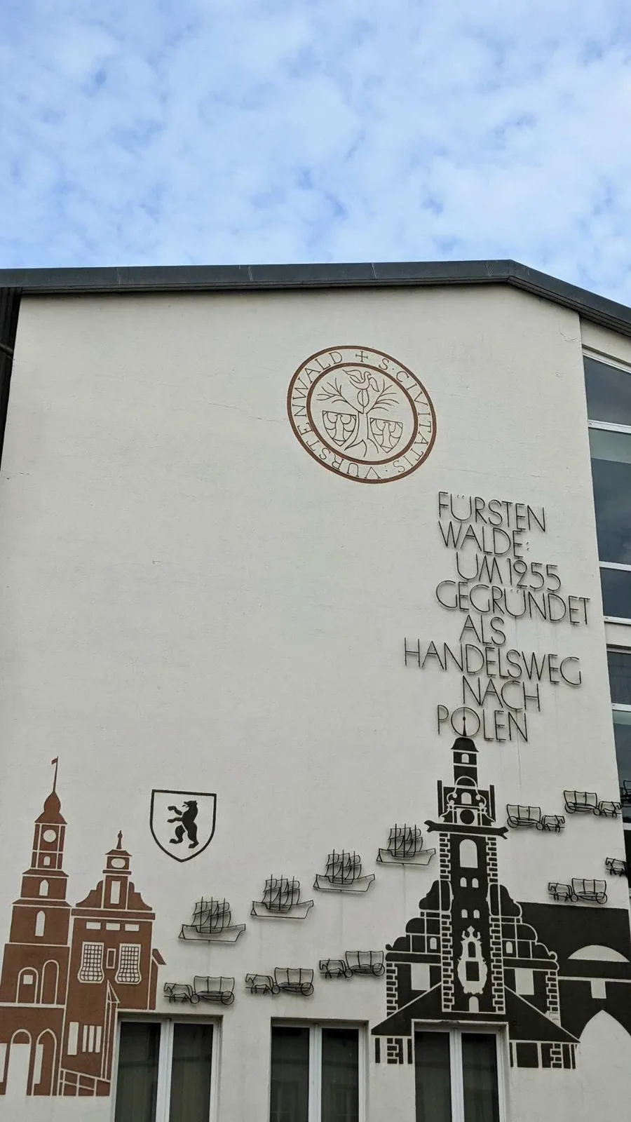 Hauswand in Fürstenwalde mit der Aufschrift „Fürstenwalde um 1255 gegründet als Handelsweg nach Polen“