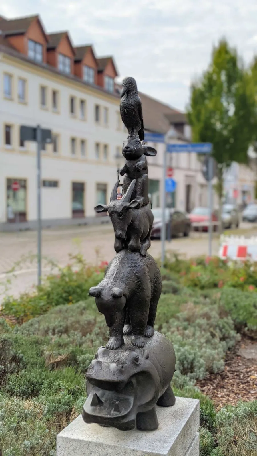 Skulptur „Turm der Tiere“ mit übereinandergestapelten Tieren in Fürstenwalde