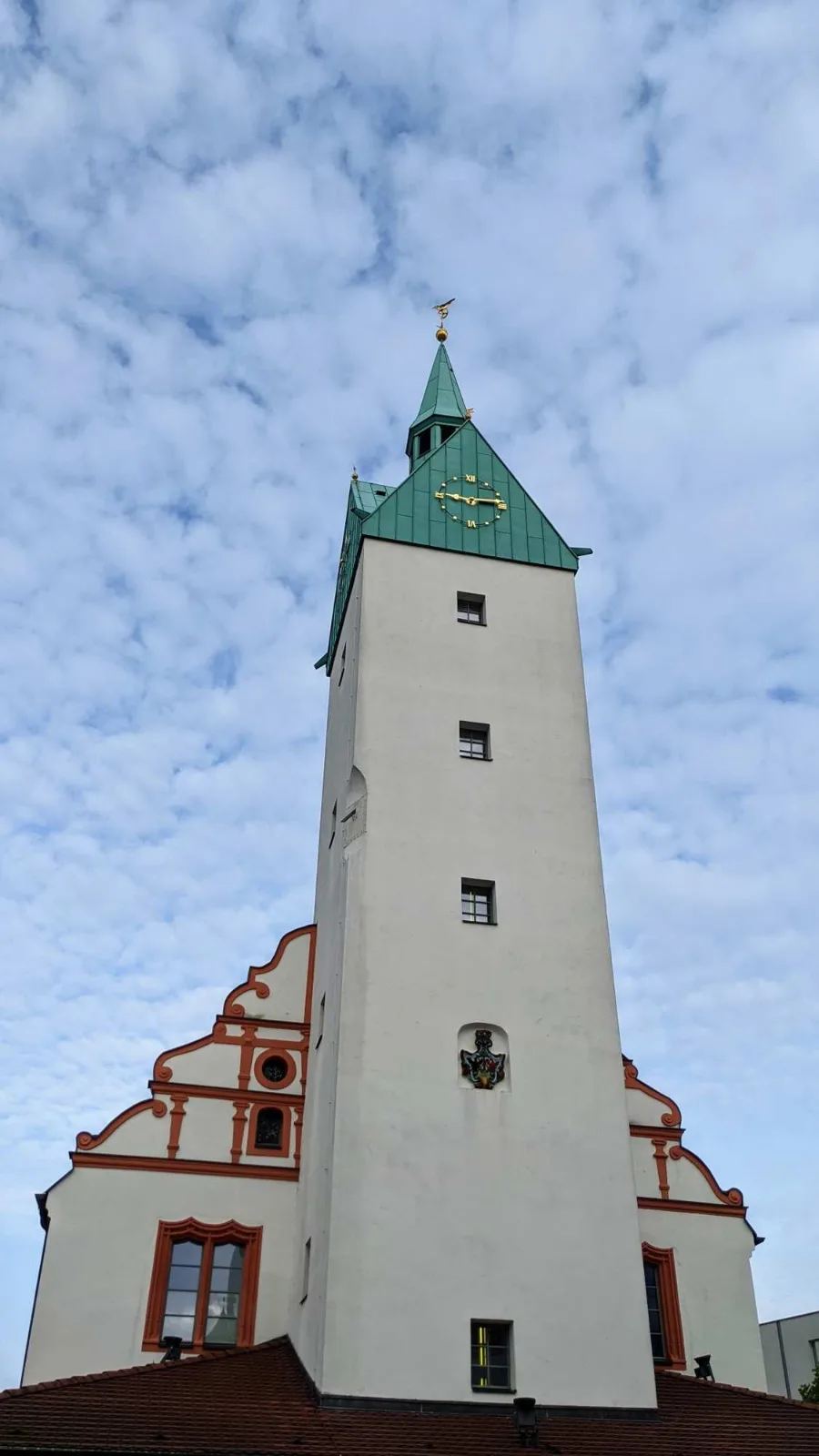 Weißer Turm mit grüner Haube am Alten Rathaus in Fürstenwalde