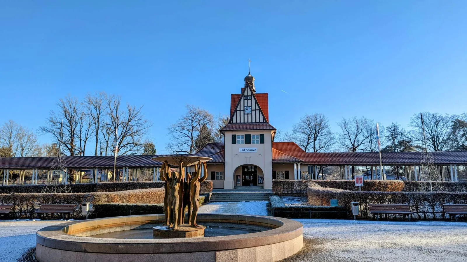 Bahnhofsvorplatz in Bad Saarow mit Brunnen vor dem Empfangsgebäude