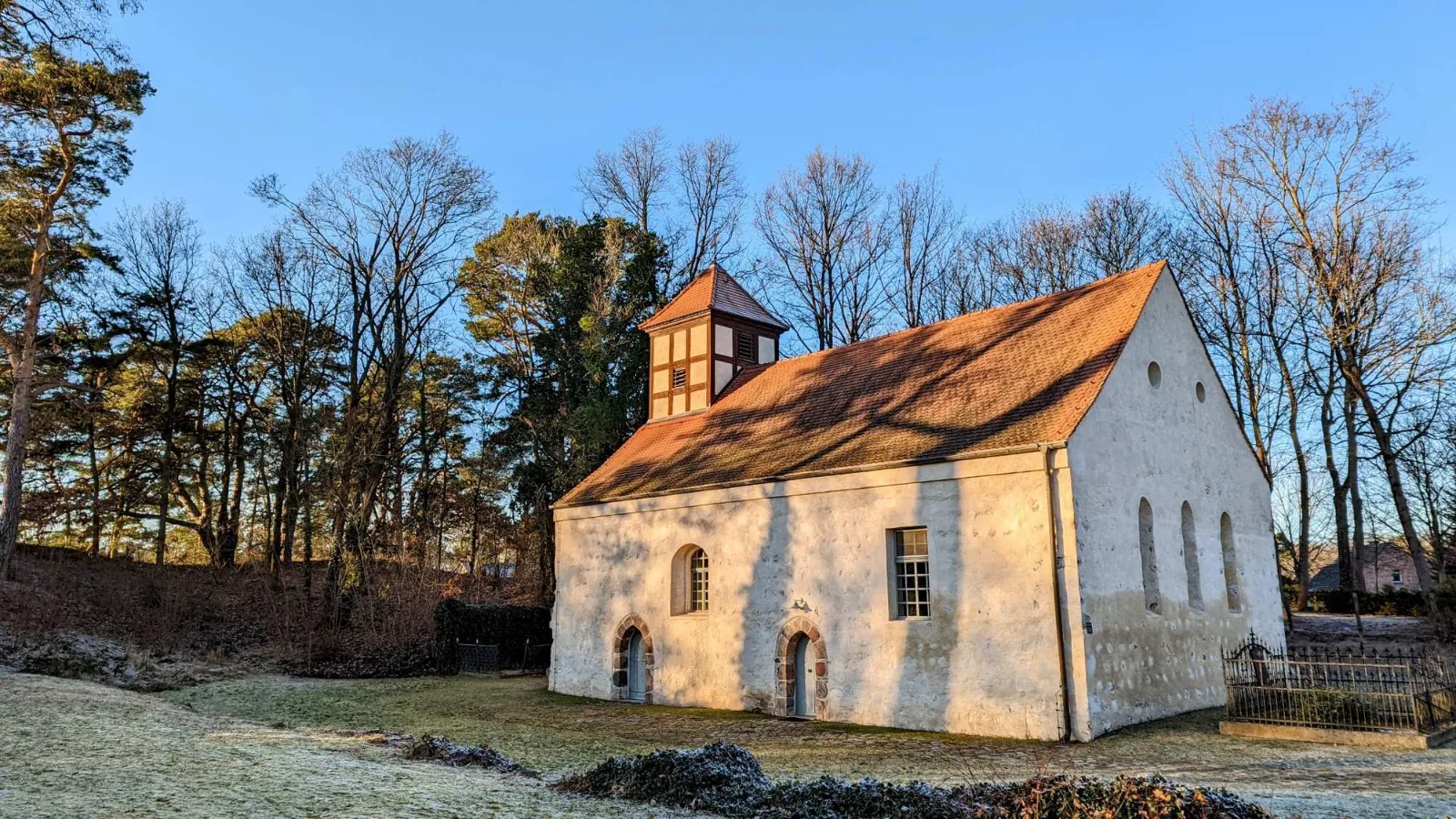 Feldsteinkirche Dahmsdorf mit Fachwerkaufsatz am Turm