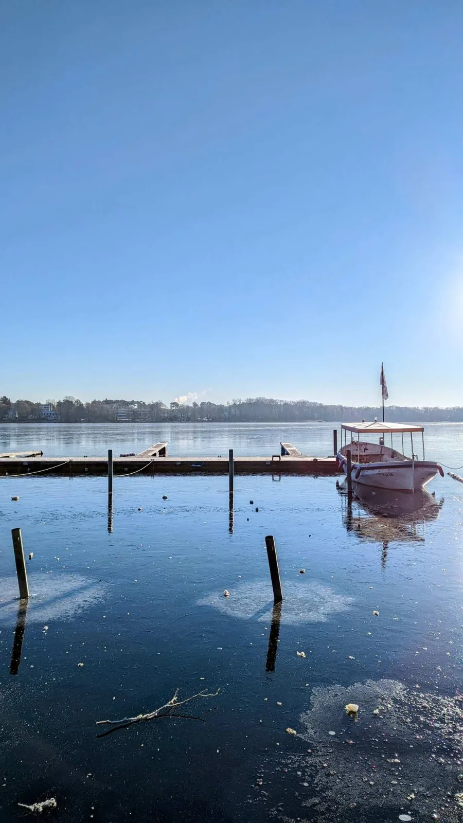 Steg mit Boot am Scharmützelsee in Bad Saarow