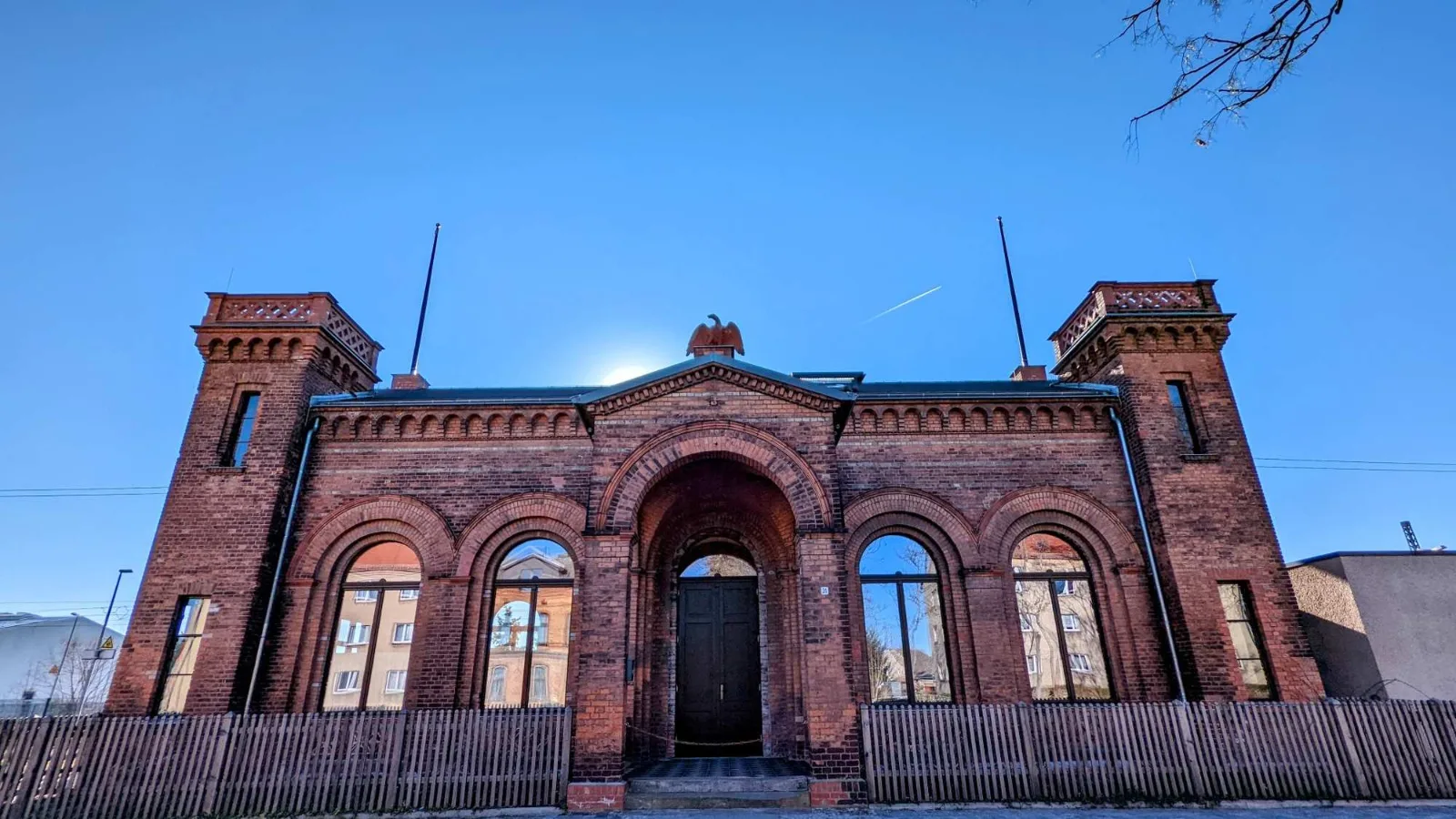 Kaiserbahnhof Halbe, eingeschossiger roter Backsteinbau mit Ecktürmen