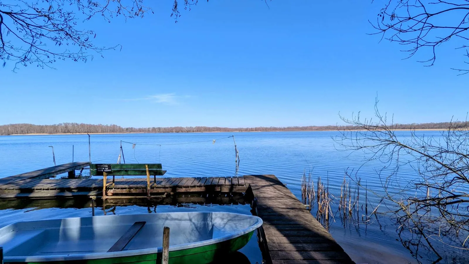 Köthener See mit Booten am Ufer bei Köthen