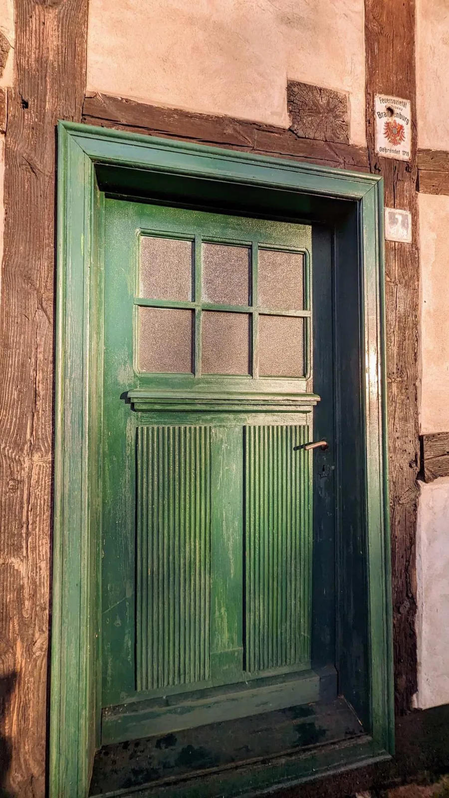 Grüne Tür an einem Haus in Lindenbrück