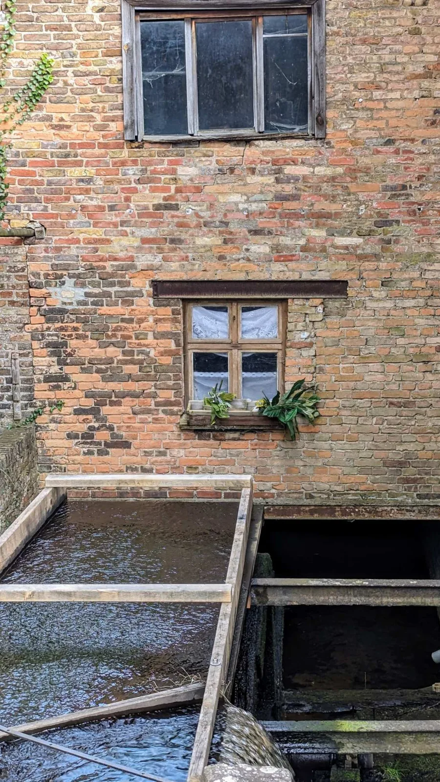 Mittelmühle bei Tornow mit Mühlrad und Wasserlauf