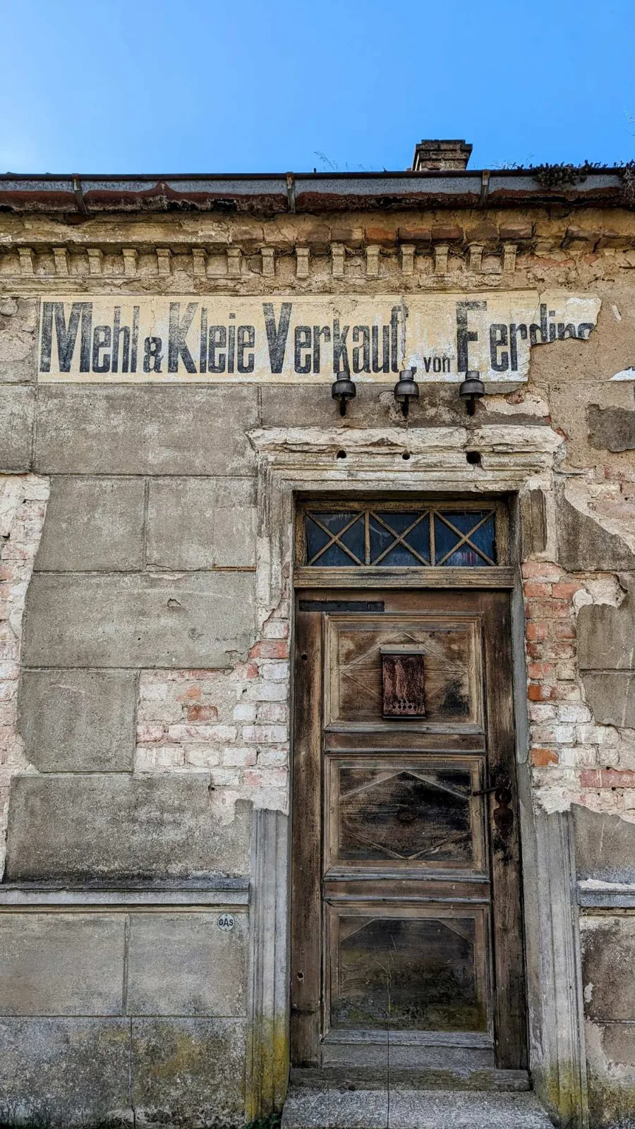 Alte Hausfassade in Trebbin mit verblasster Schrift Mehl & Kleie