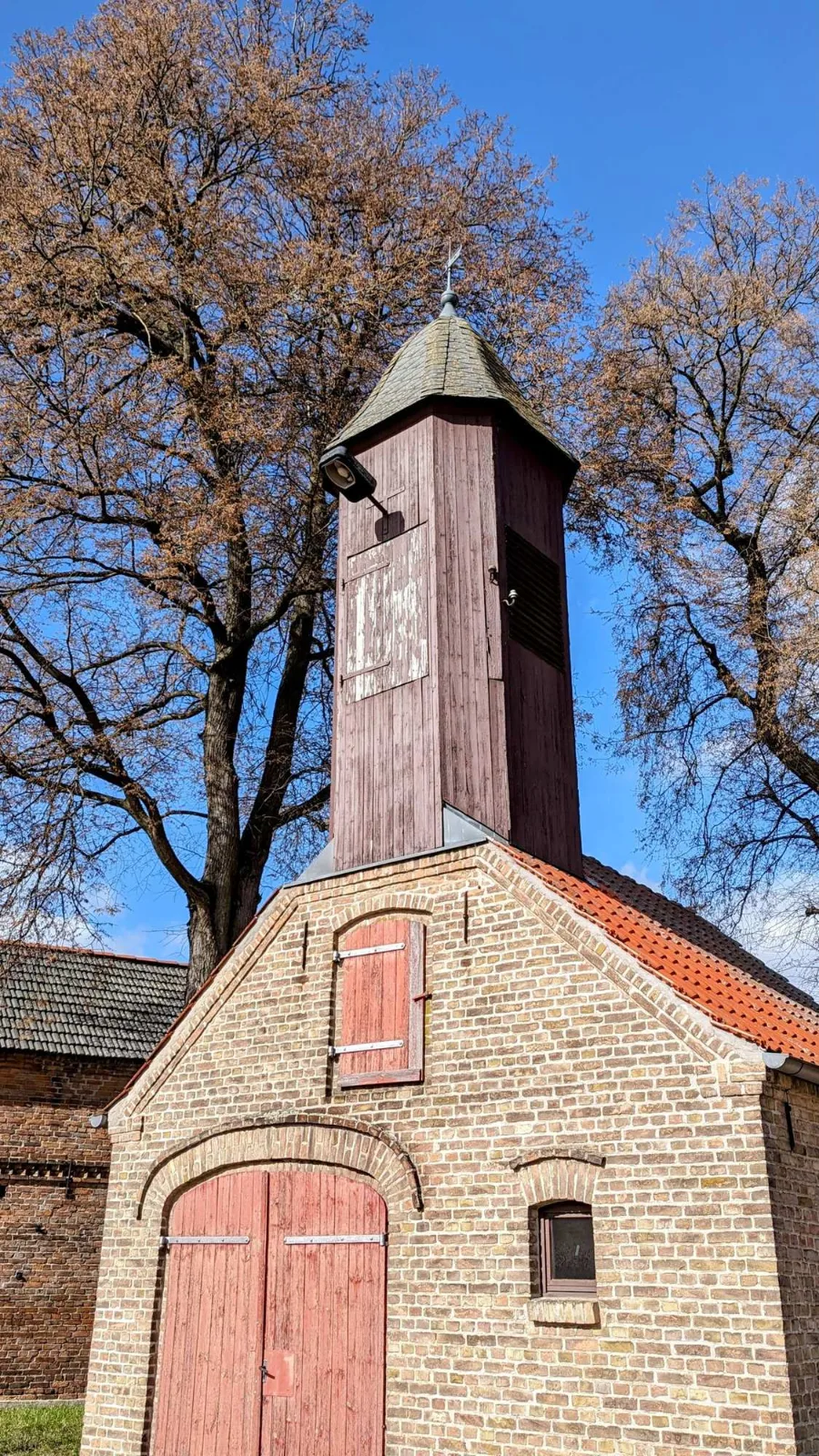 Altes Feuerwehrhaus mit Holzturm in Blankensee