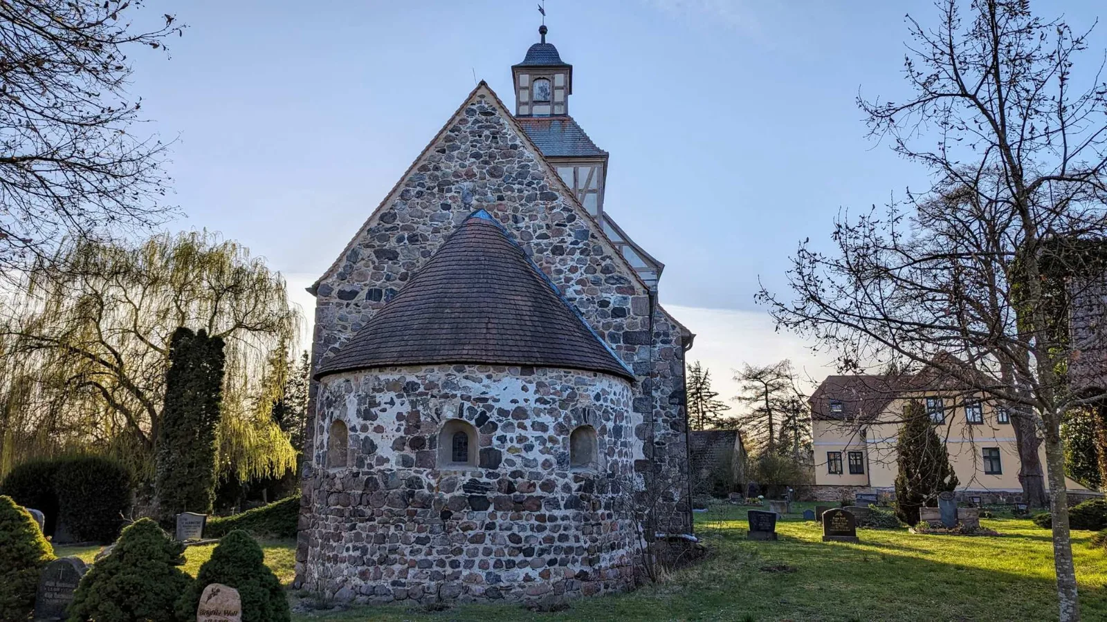 Dorfkirche Wildenbruch mit Rundapsis