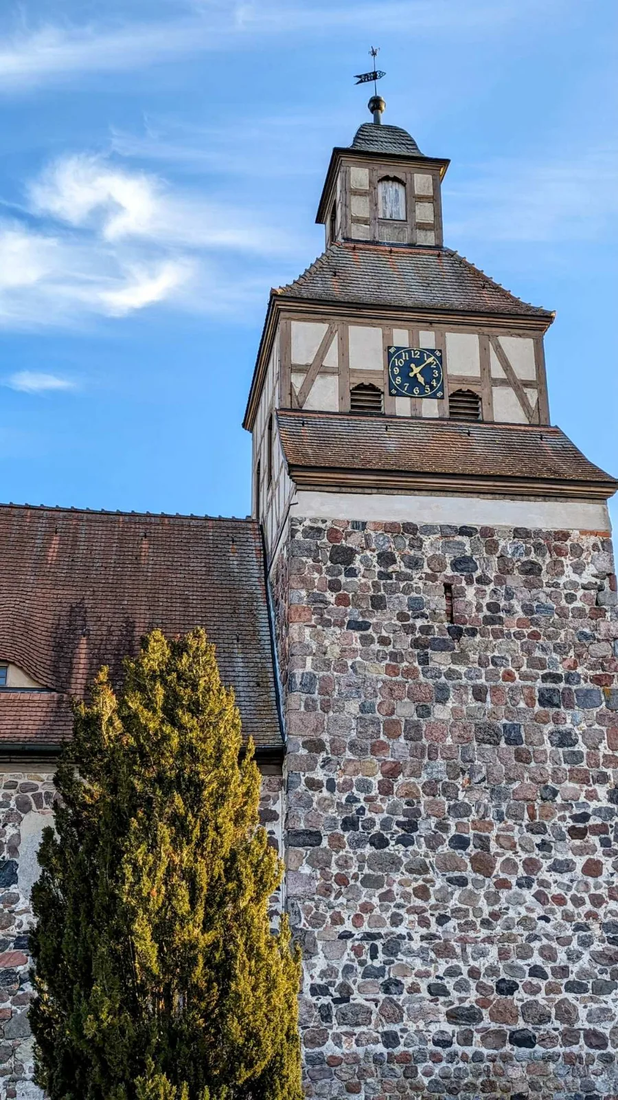 Turm der Dorfkirche Wildenbruch mit Fachwerkaufsatz