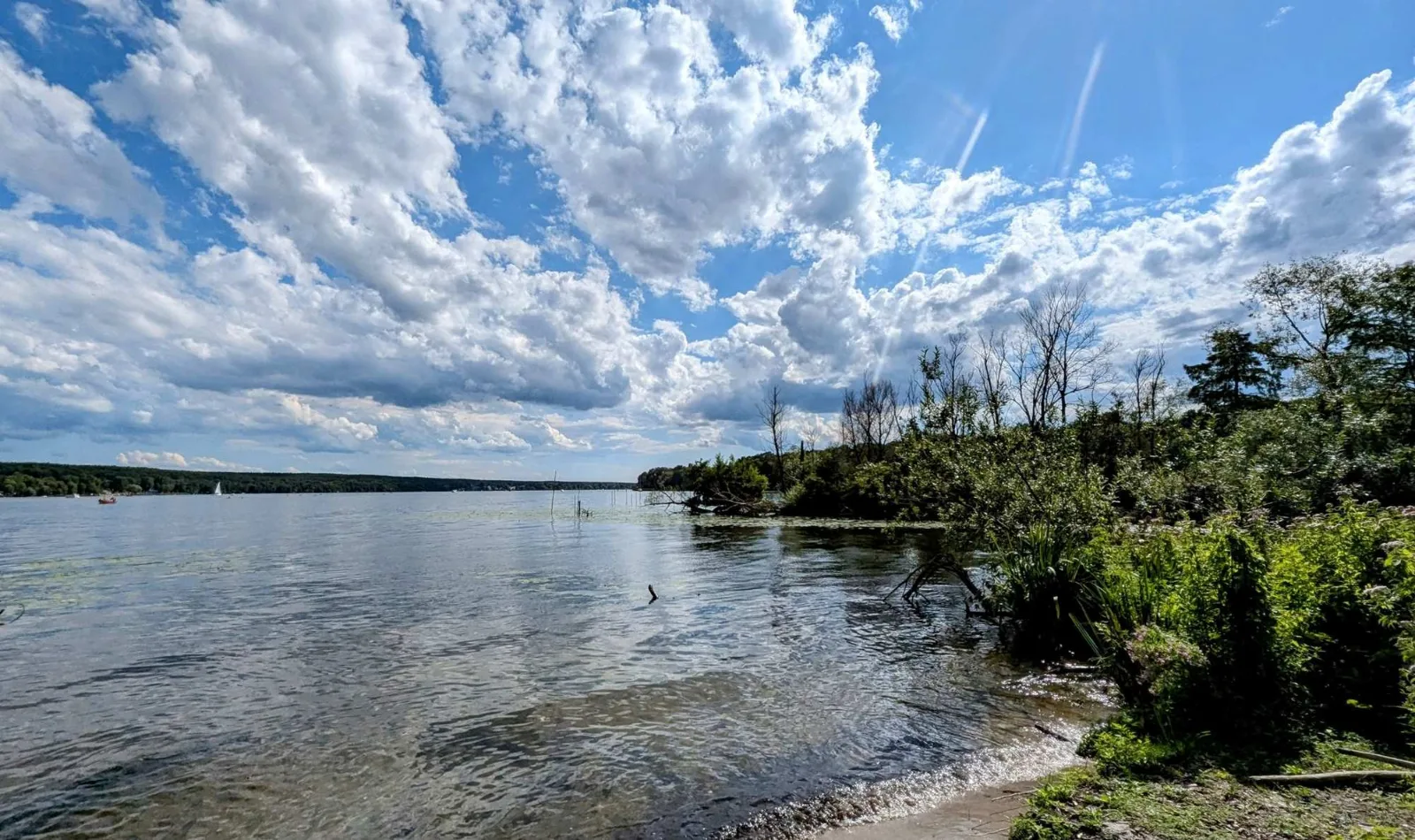 Blick vom Bahndamm über den Templiner See