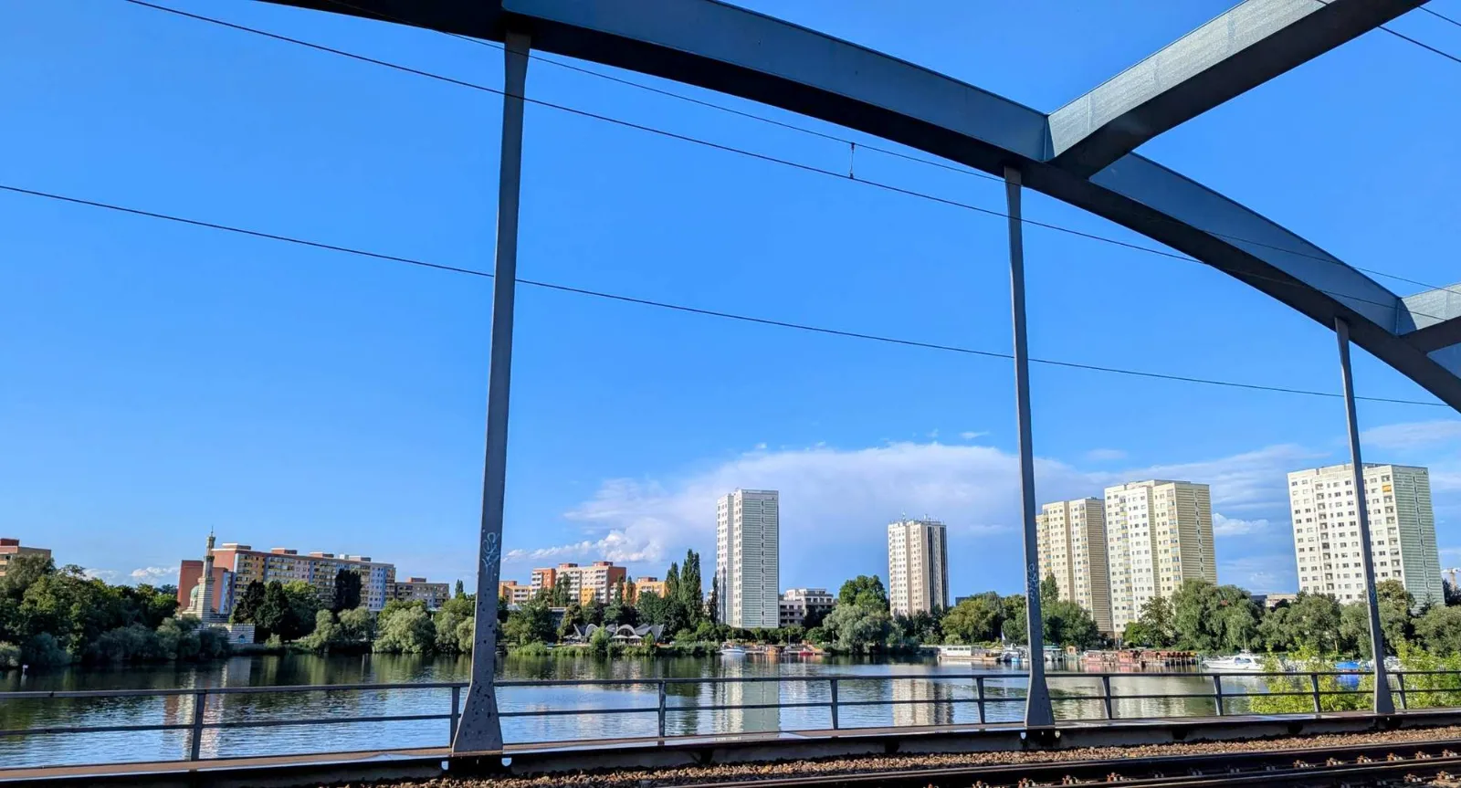 Stahlbogenbrücke mit Blick auf die Hochhäuser der Potsdamer Innenstadt