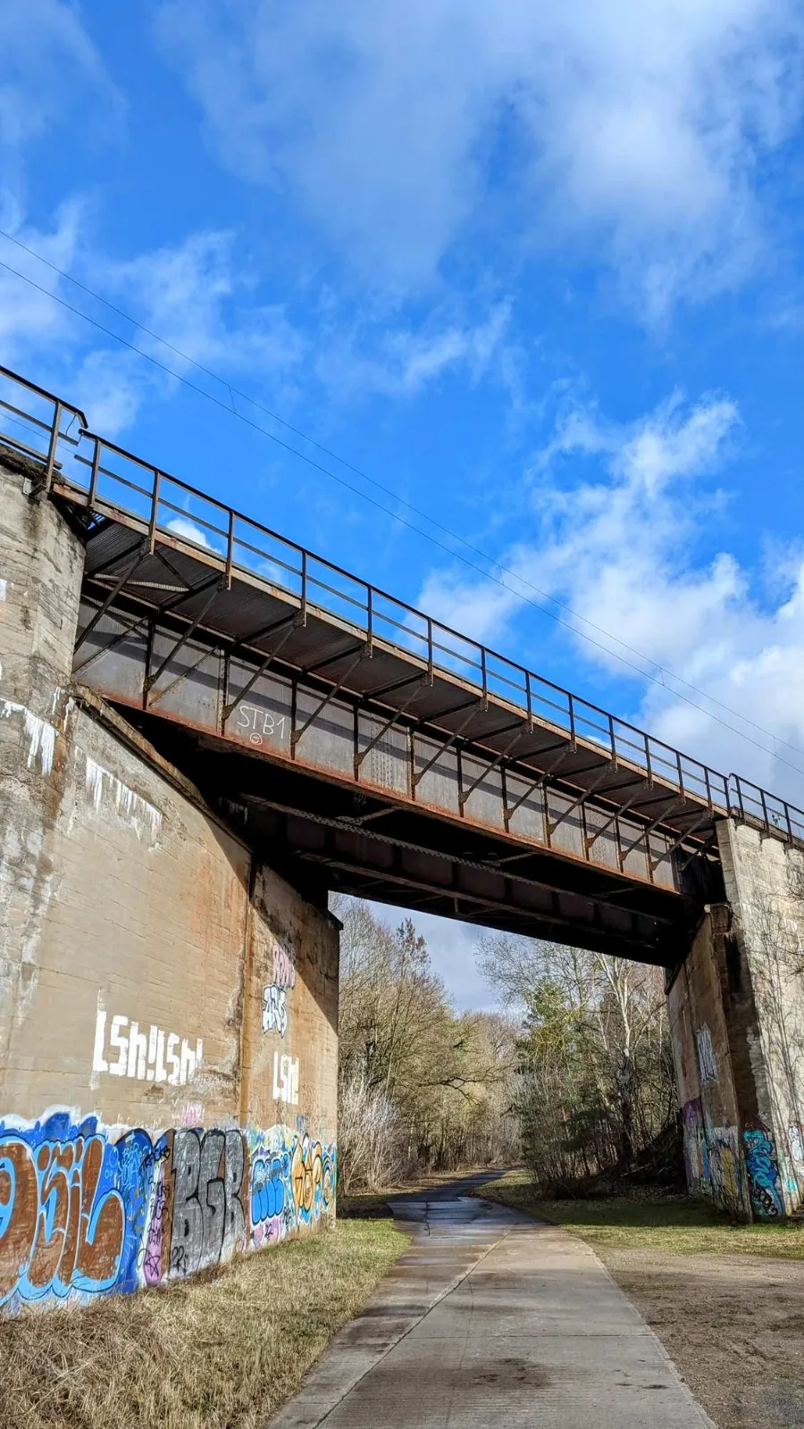 Bahnbrücke des Berliner Außenrings mit Graffiti bei Hennigsdorf