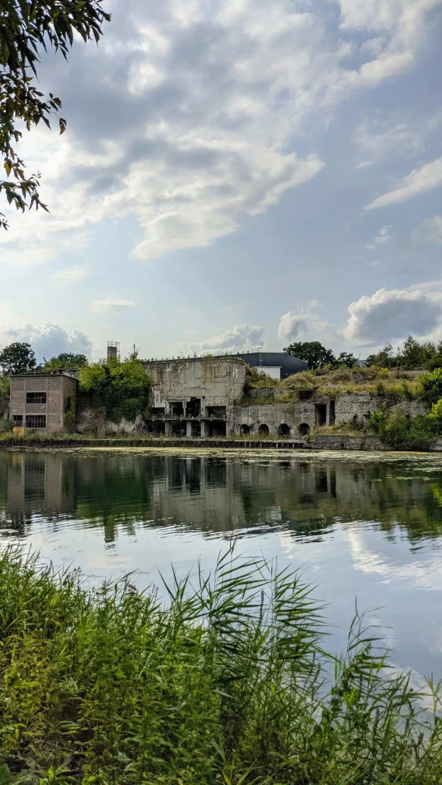 Industrieruinen am Wasser in Rüdersdorf