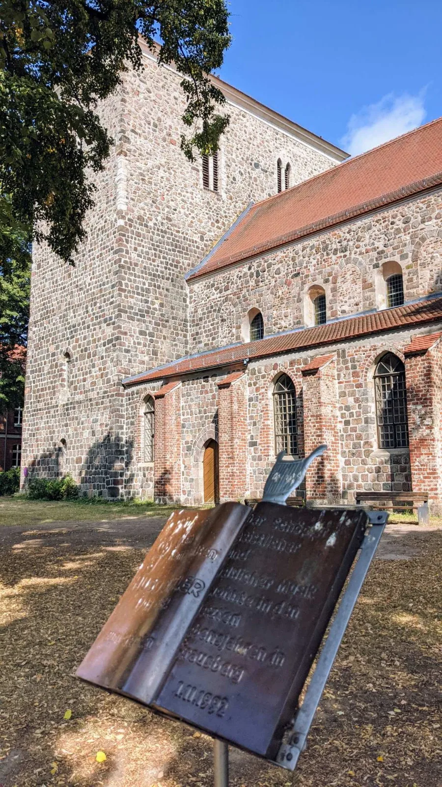 Kirche St. Marien in Strausberg mit Infotafel