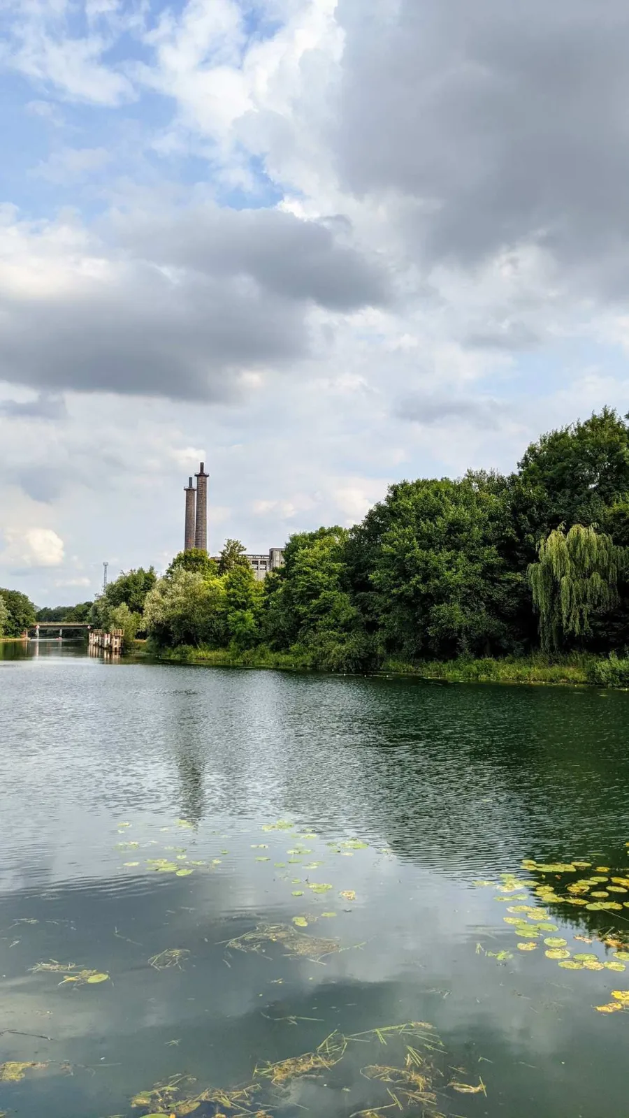 See mit Schornstein vor Rüdersdorf