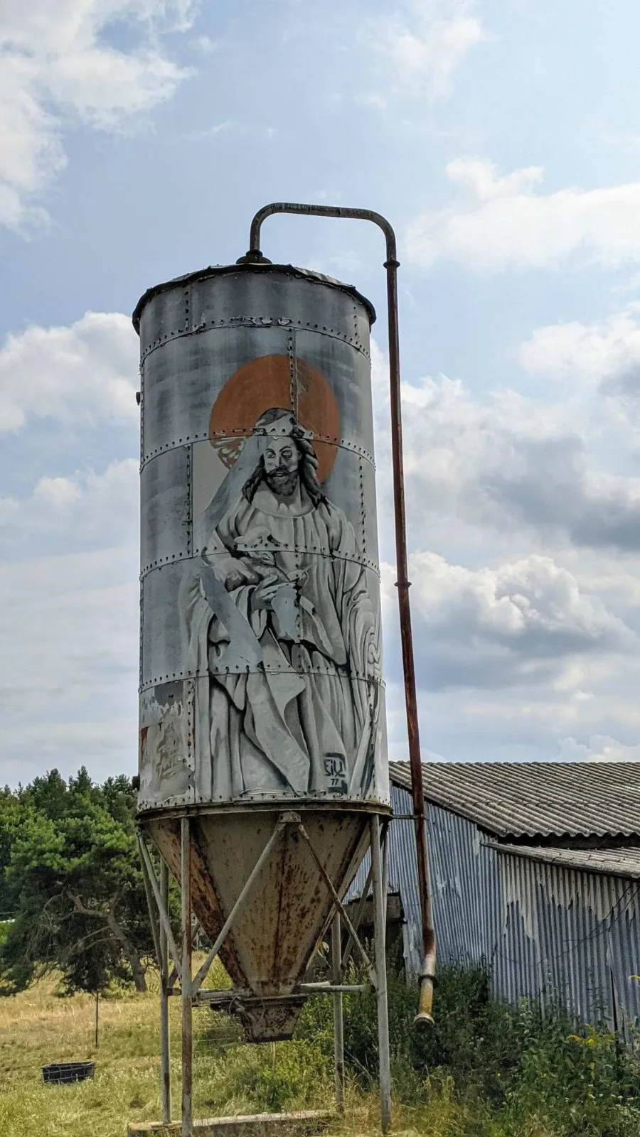 Silo mit Wandbild einer Frauenfigur am Ortsrand von Hennickendorf