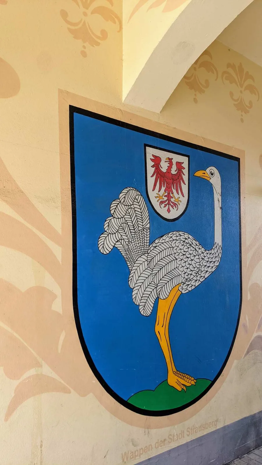 Strausberger Stadtwappen mit Strauß an einer Wand in der Altstadt