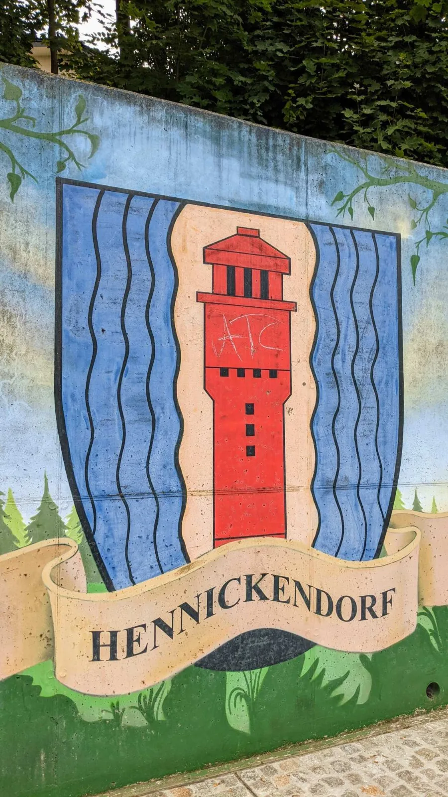 Wandbild mit dem Hennickendorfer Wappen an einer Hauswand