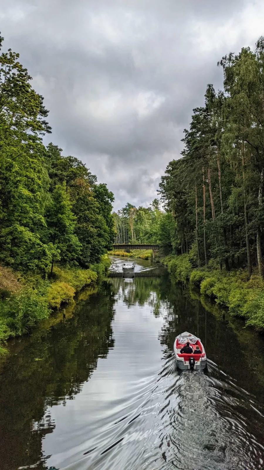Fließ mit Motorboot im Löcknitztal