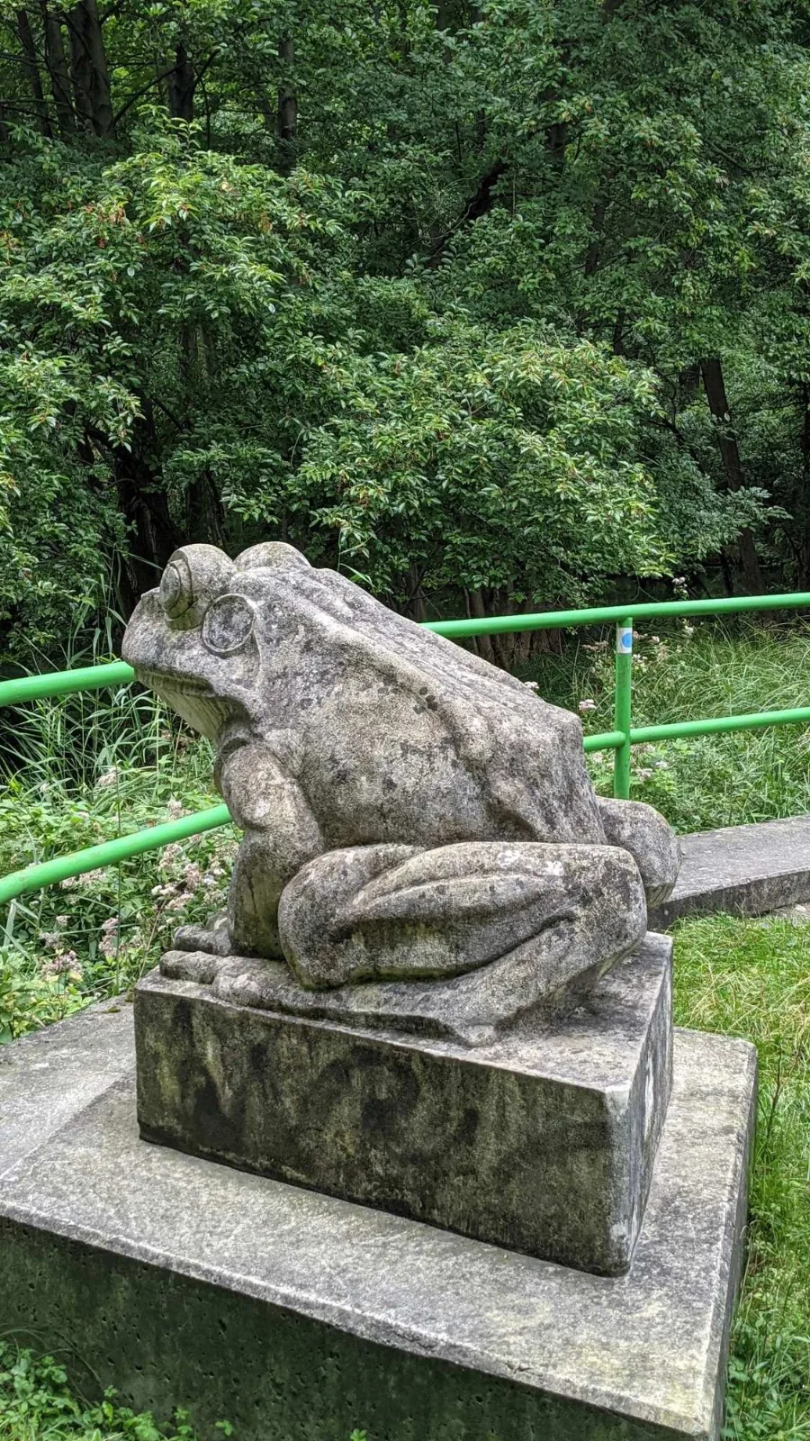 Froschskulptur aus Stein am Weg im Löcknitztal