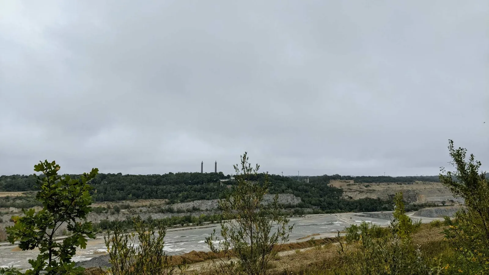 Blick in den Kalksteintagebau Rüdersdorf vom Rand der Grube