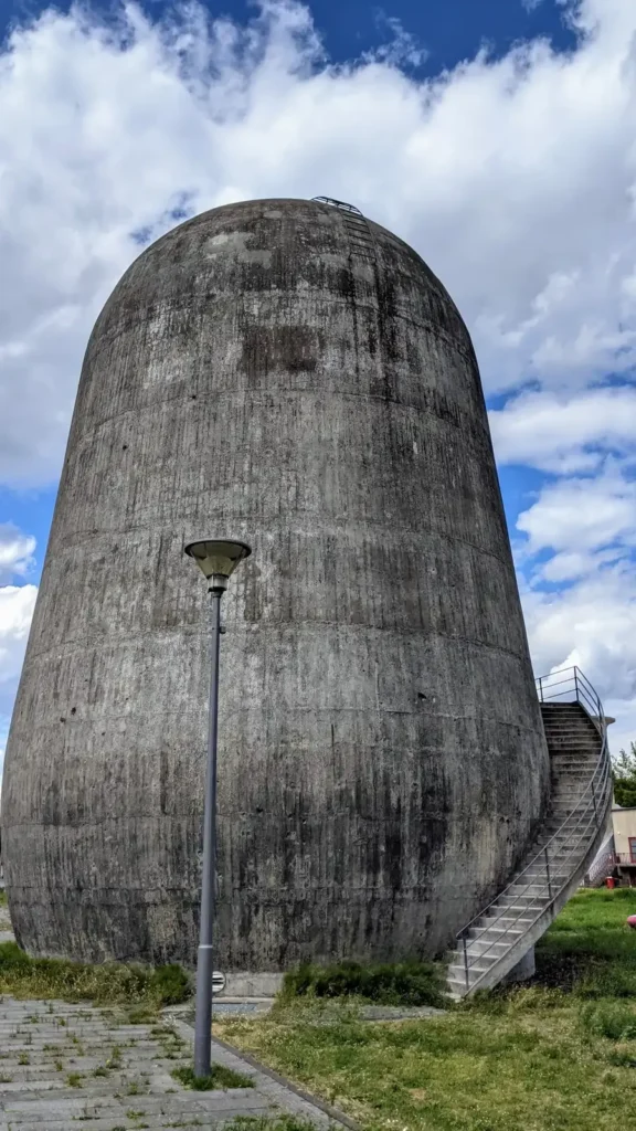 Eiförmiger Trudelturm aus Beton von 1934 bis 1936 im Aerodynamischen Park in Berlin-Adlershof