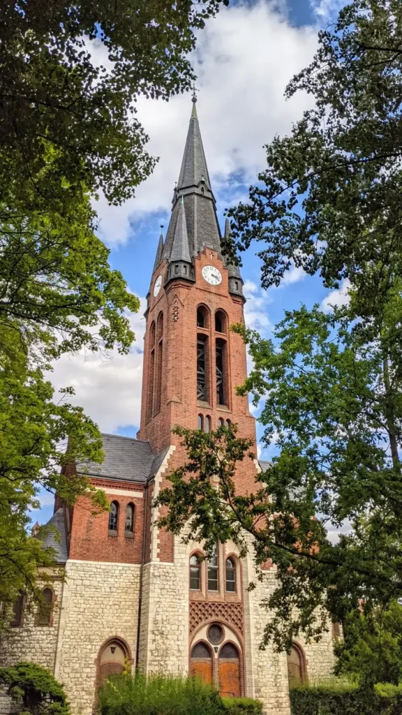 Evangelische Verklärungskirche aus Backstein mit hohem Turm an der Arndtstraße in Berlin-Adlershof