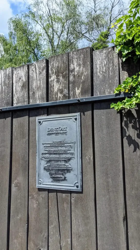 Holzzaun mit Gedenktafel auf dem Städtischen Friedhof an der Gärtnerstraße in Alt-Hohenschönhausen