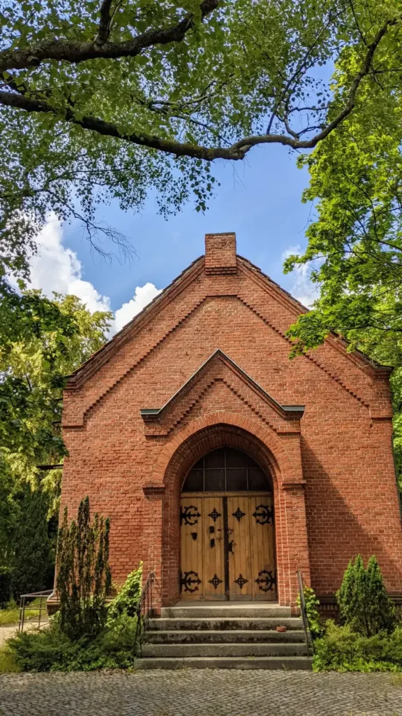 Kleine Backsteinkapelle mit Rundbogenportal auf dem Städtischen Friedhof an der Gärtnerstraße in Alt-Hohenschönhausen