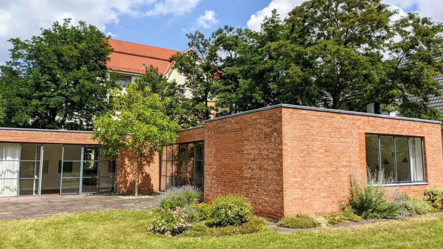 Flaches Ziegelhaus Lemke von Mies van der Rohe mit Rasen davor am Obersee