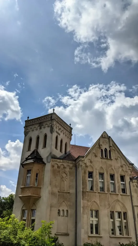 Gründerzeitlicher Bau aus gelbem Klinker mit hohem Turm am Obersee in Alt-Hohenschönhausen