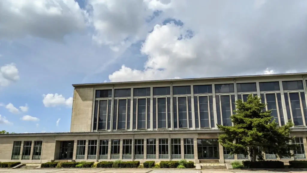 Großes Sportgebäude aus der DDR-Zeit mit langer Glasfront im Sportforum Hohenschönhausen