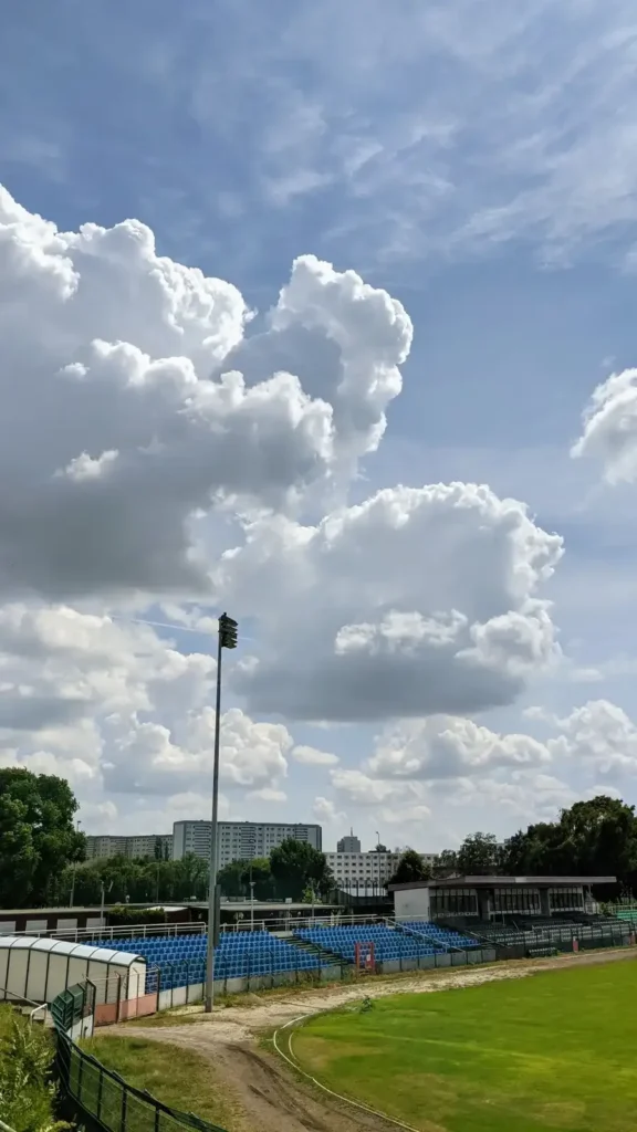 Stadion mit Tribüne und Flutlichtmasten im Sportforum Hohenschönhausen in Alt-Hohenschönhausen