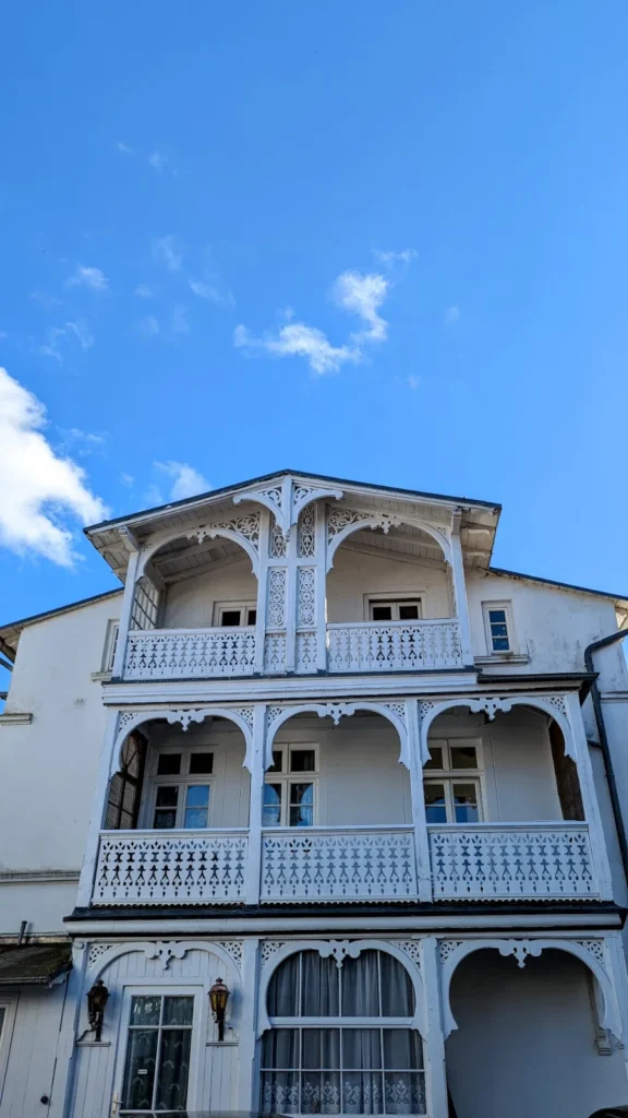 Weiße Villa mit verzierten Holzbalkonen in Alt-Sassnitz