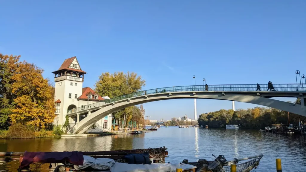 Abteibrücke von 1916 über die Spree zur Insel der Jugend mit ihrem Brückenturm