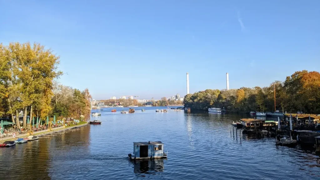 Spree in Alt-Treptow mit Booten und Anlegern am Ufer des Treptower Parks