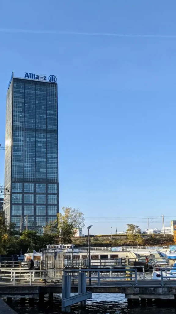 Bürohochhaus Treptowers in Alt-Treptow über dem Treptower Hafen an der Spree