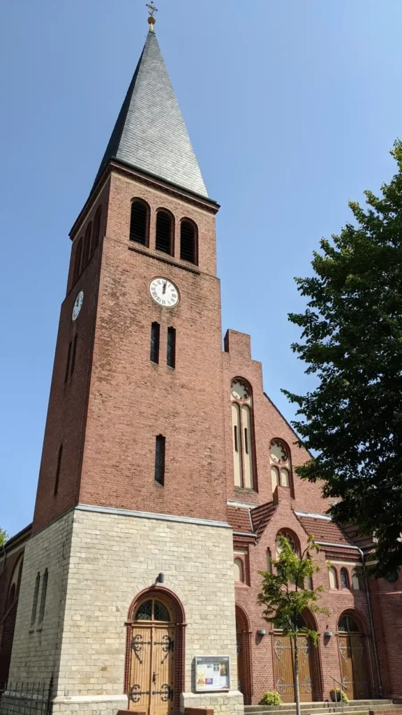 Dorfkirche Altglienicke aus Backstein mit spitzem Turm an der Semmelweisstraße im alten Ortskern