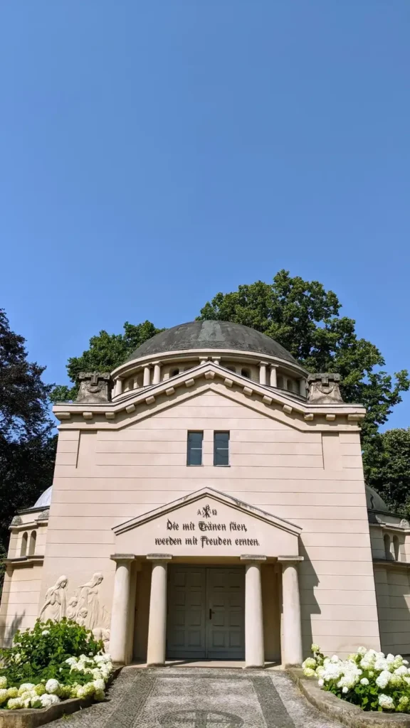 Feierhalle des Friedhofs Altglienicke an der Schönefelder Chaussee mit Inschrift über dem Portal