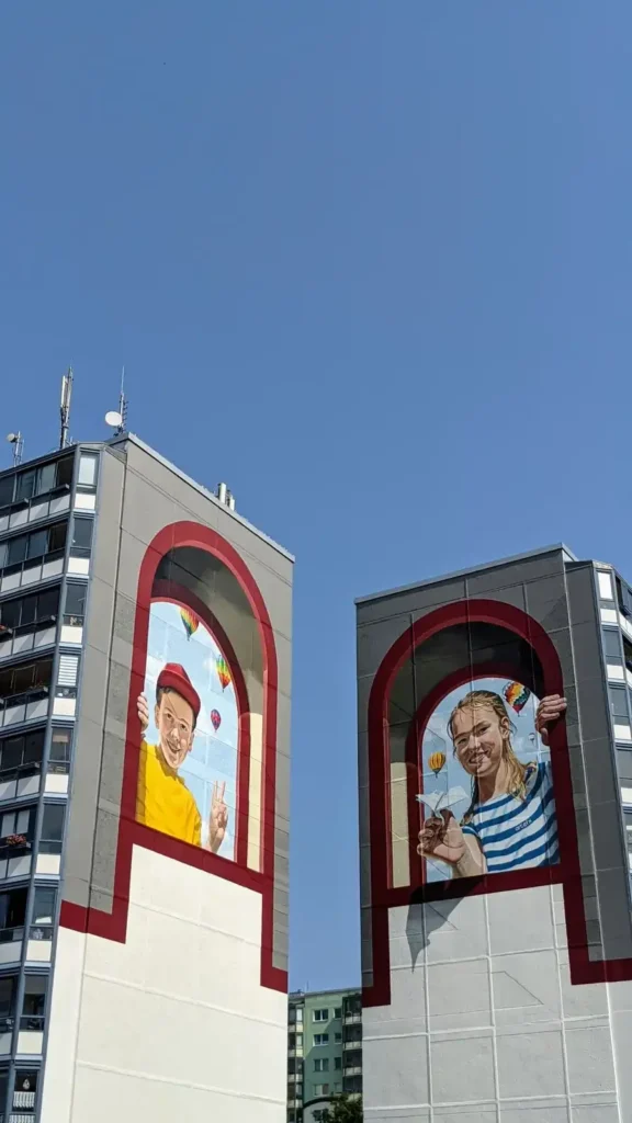 Hochhaus im Kosmosviertel in Altglienicke mit einem großen Wandbild am Giebel