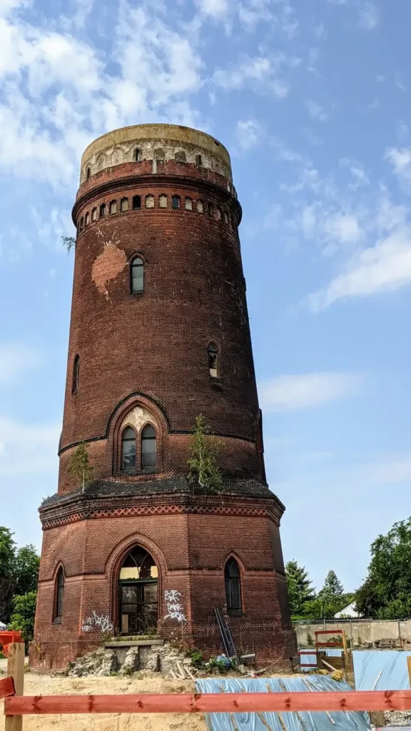 Neogotischer Wasserturm aus Backstein an der Schirnerstraße in Altglienicke, Wahrzeichen des Ortsteils