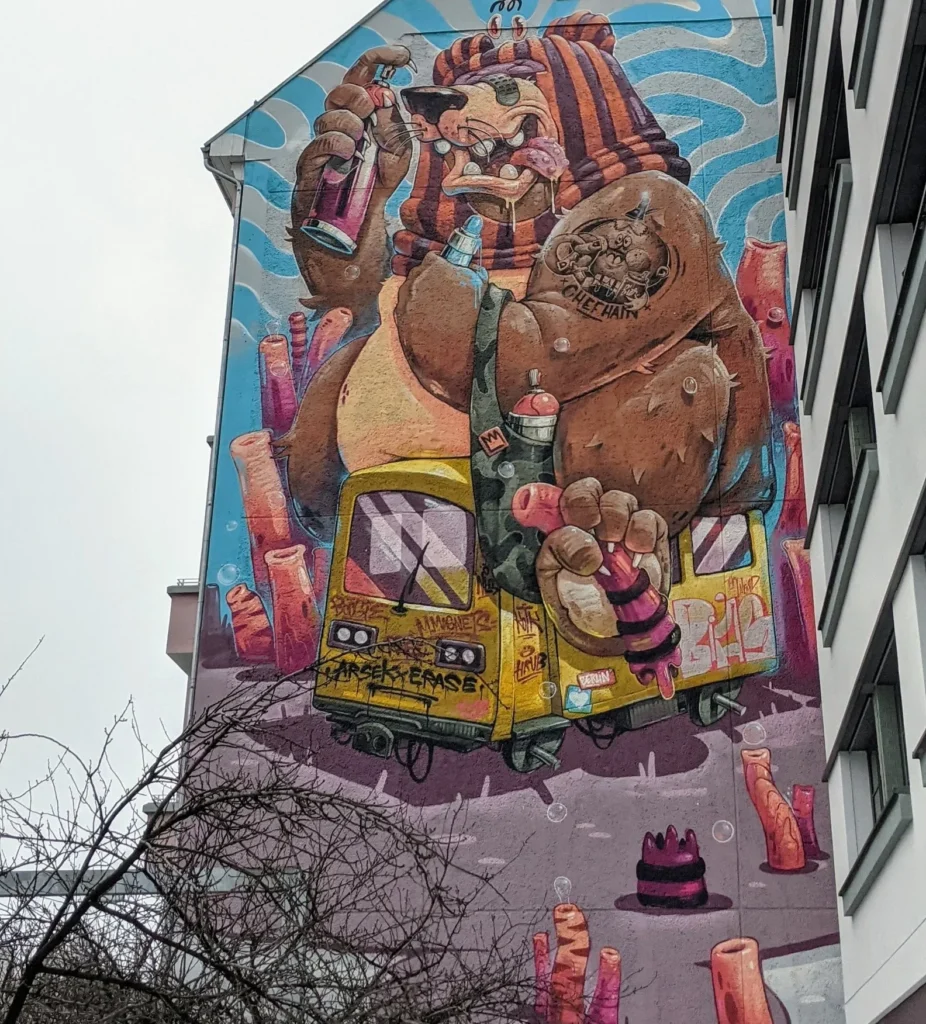 Nicht mehr vorhandenes Wandbild The Berlin Bomber von Arsek & Erase an der Warschauer Straße in Berlin-Friedrichshain: Bär mit Sprühdose auf gelber U-Bahn