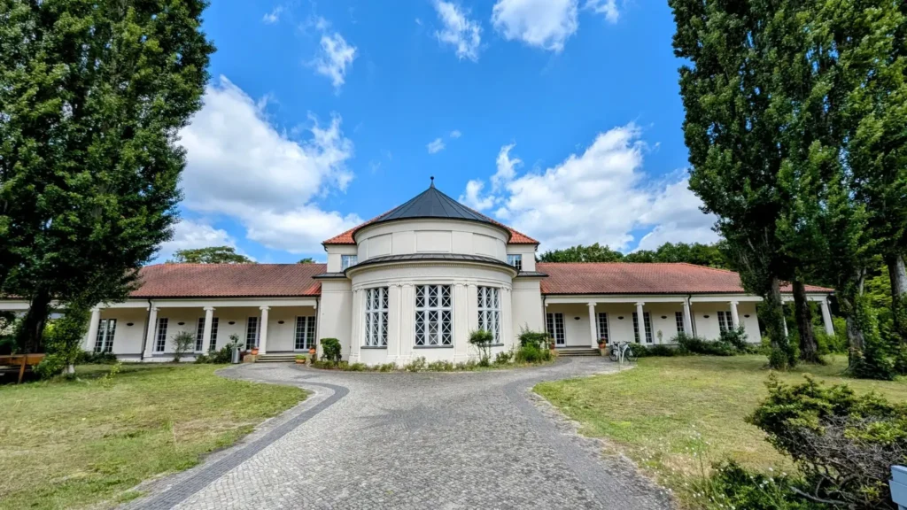 Weißes Gebäude mit rundem Mittelbau und Säulengängen, das frühere Moorbad von Bad Saarow