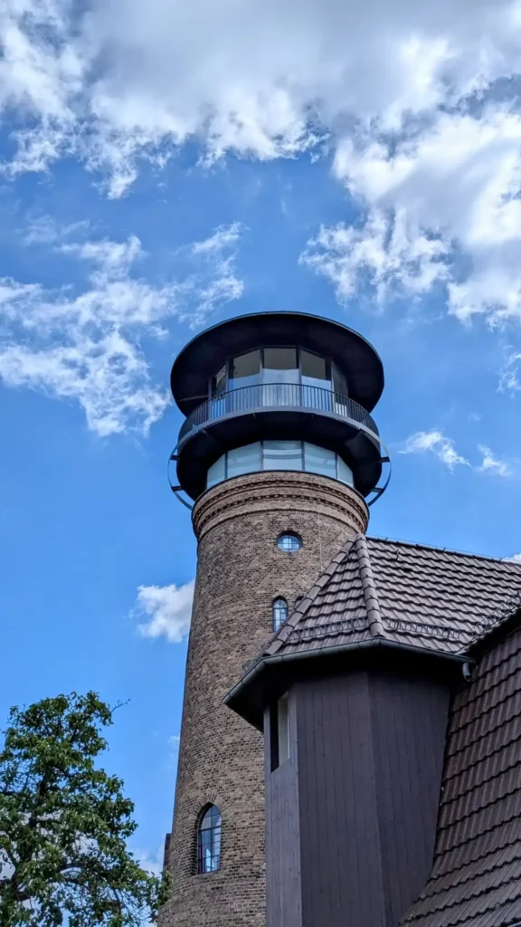 Runder Wasserturm aus Backstein mit verglastem Aufsatz in Bad Saarow