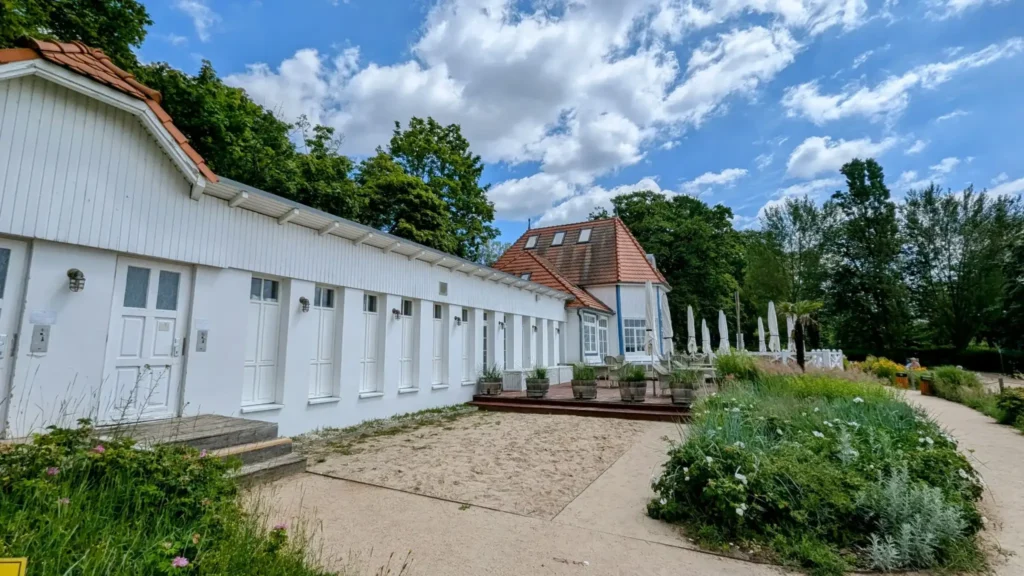 Lange weiße Reihe von Umkleidekabinen am Seebad in Bad Saarow