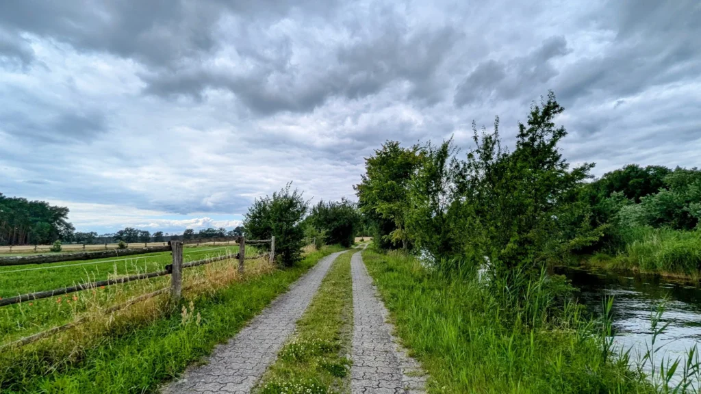 Gepflasterter Treidelweg zwischen Weidezaun und Storkower Kanal bei Philadelphia