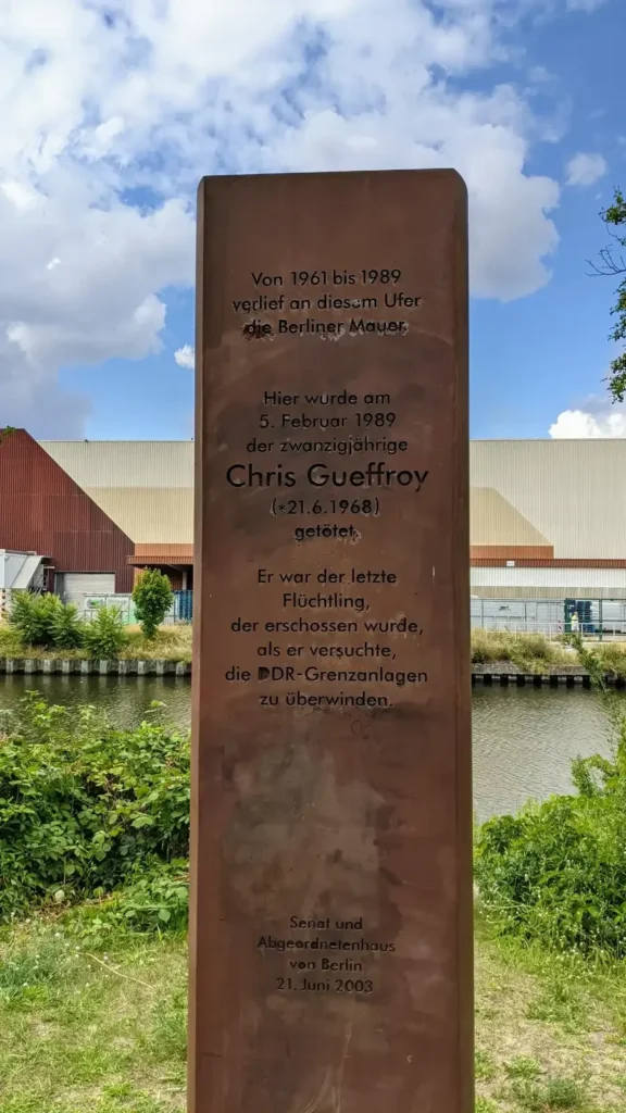 Gedenkstele für Chris Gueffroy am Britzer Zweigkanal, dem letzten Menschen, der an der Mauer erschossen wurde