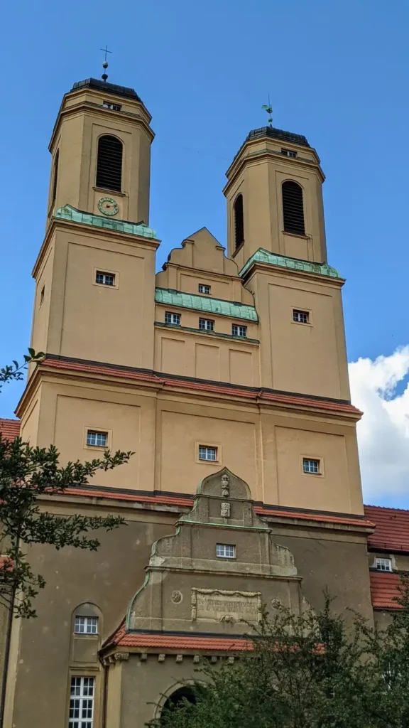 Kirche Zum Vaterhaus an der Baumschulenstraße mit ihren beiden Türmen, erbaut 1910 bis 1912